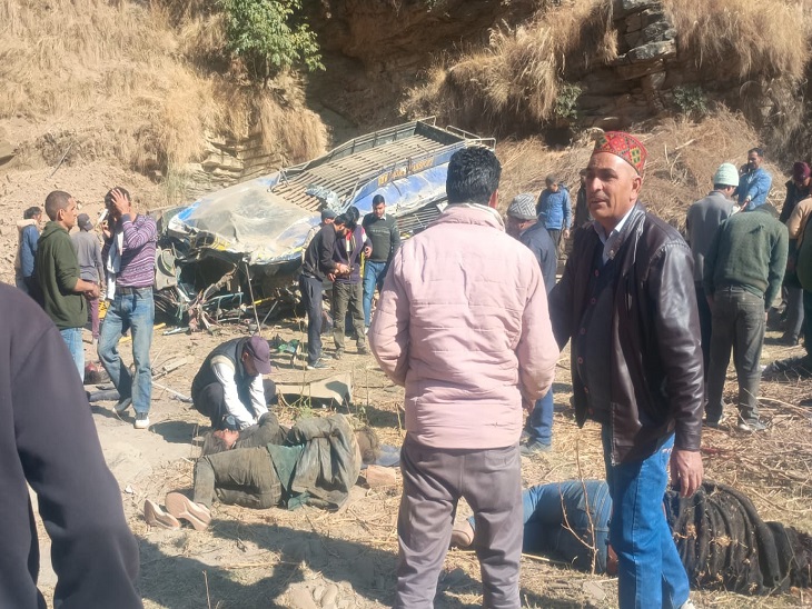 आनी में आज सुबह दुर्घटनाग्रस्त प्राइवेट बस और इधर-उधर घायल छिटके घायल व्यक्ति