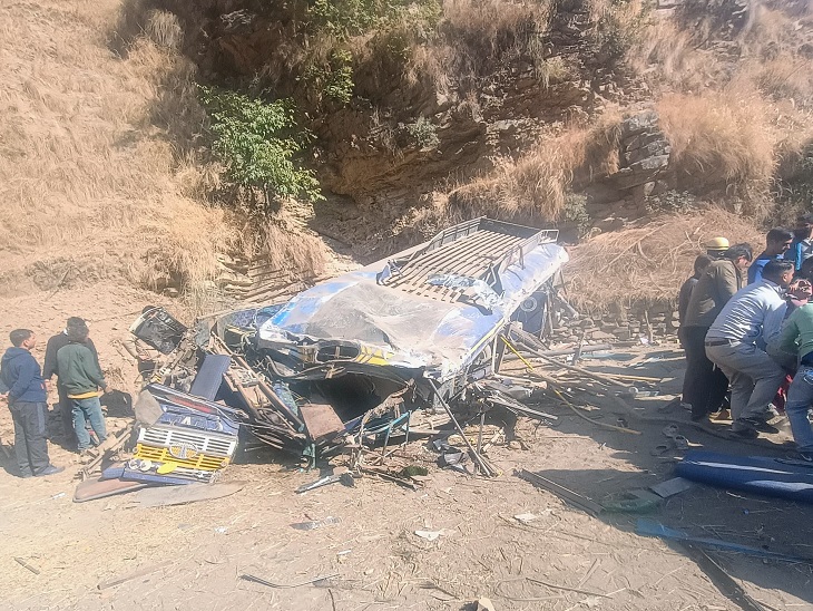 आनी में दुर्घटनाग्रस्त बस पूरी तरह क्षतिग्रस्त