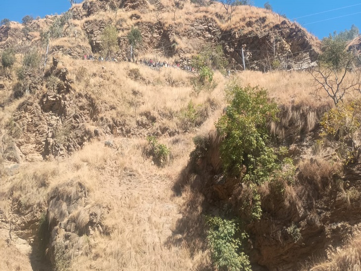 आनी में आज सुबह इस जगह से पलटी प्राइवेट बस