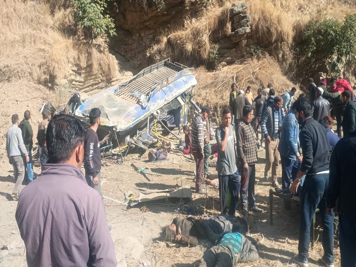 आनी में दुर्घटनाग्रस्त प्राइवेट बस और राहत एवं बचाव कार्य में जुटे लोग