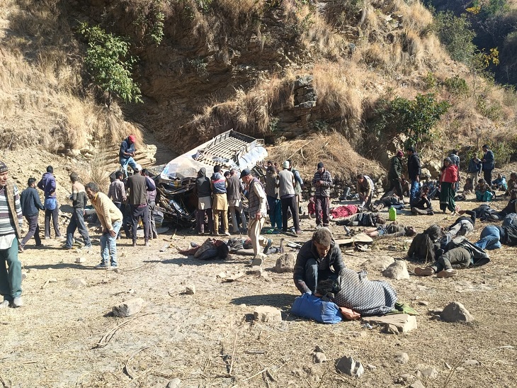आनी में दुर्घटनाग्रस्त प्राइवेट बस