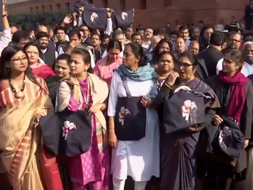 विपक्षी सांसदों ने संसद परिसर में नारेबाजी भी की।