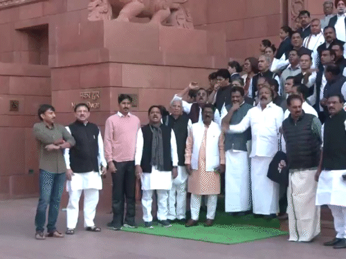 संसद के मकर द्वार पर विपक्षी सांसदों ने सरकार से अडाणी मुद्दे पर जवाब देने की मांग की।