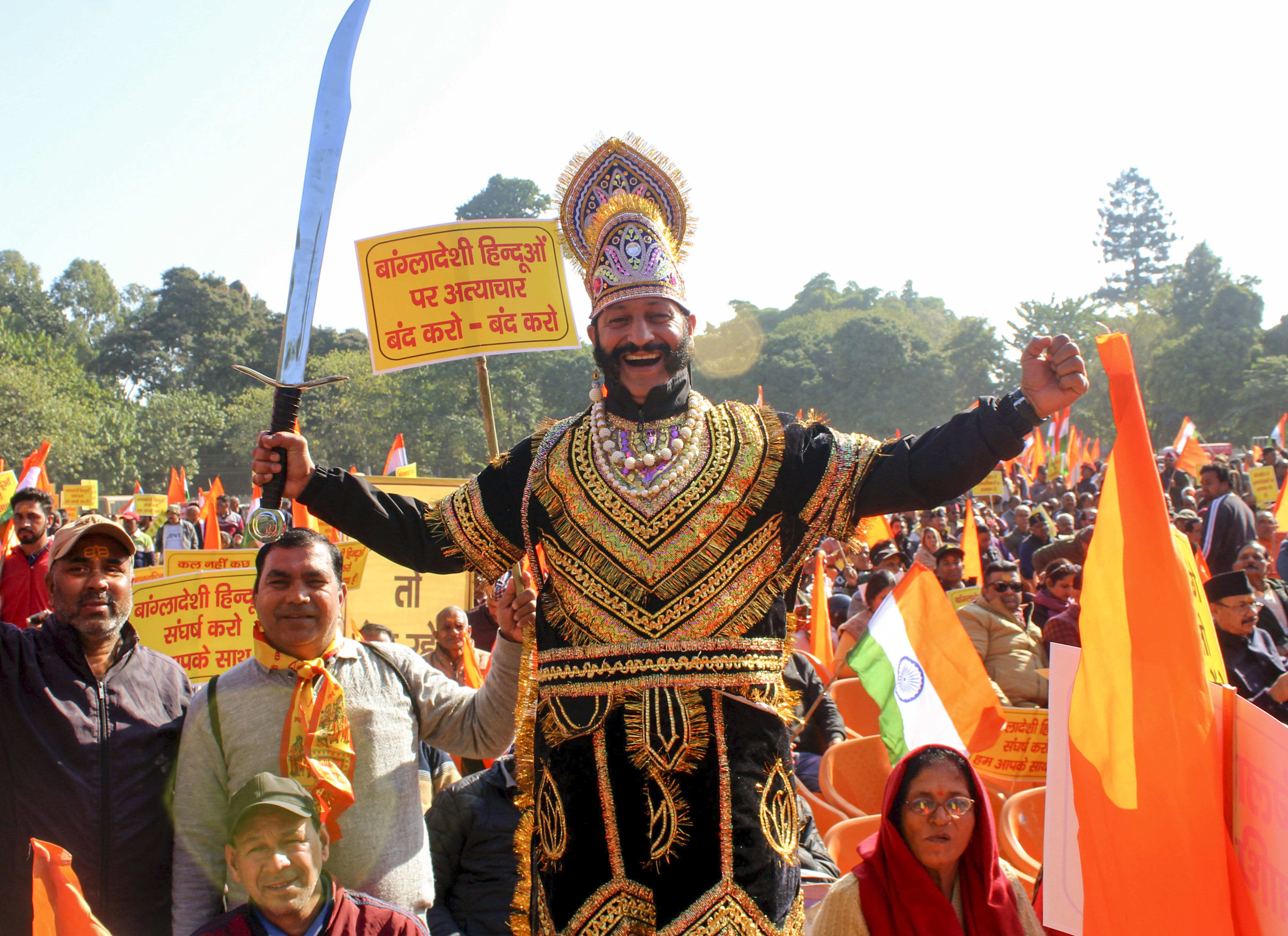 बांग्लादेश में हिंदुओं पर अत्याचार के विरोध में दिल्ली स्थित बांग्लादेशी हाईकमीशन के सामने 00 दिसंबर को प्रदर्शन किया गया।