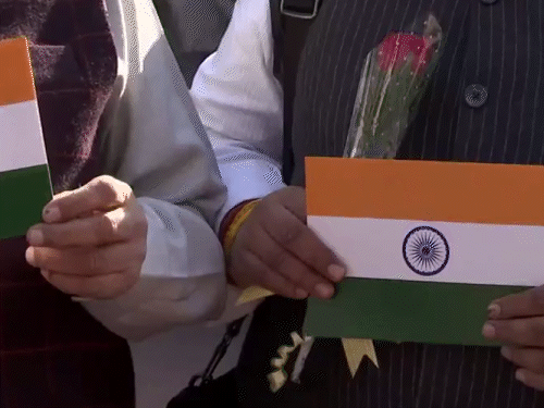 विपक्षी सांसद फूल और तिरंगा लेकर संसद पहुंचे।