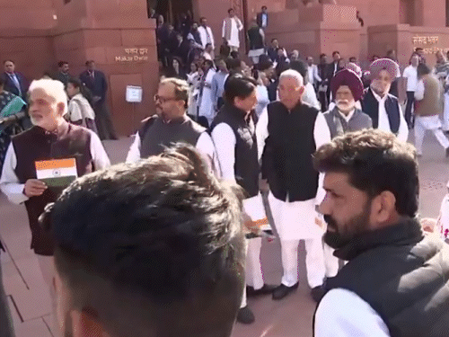 विपक्षी सांसदों ने सत्ता पक्ष के सांसदों को फूल और तिरंगा दिया।