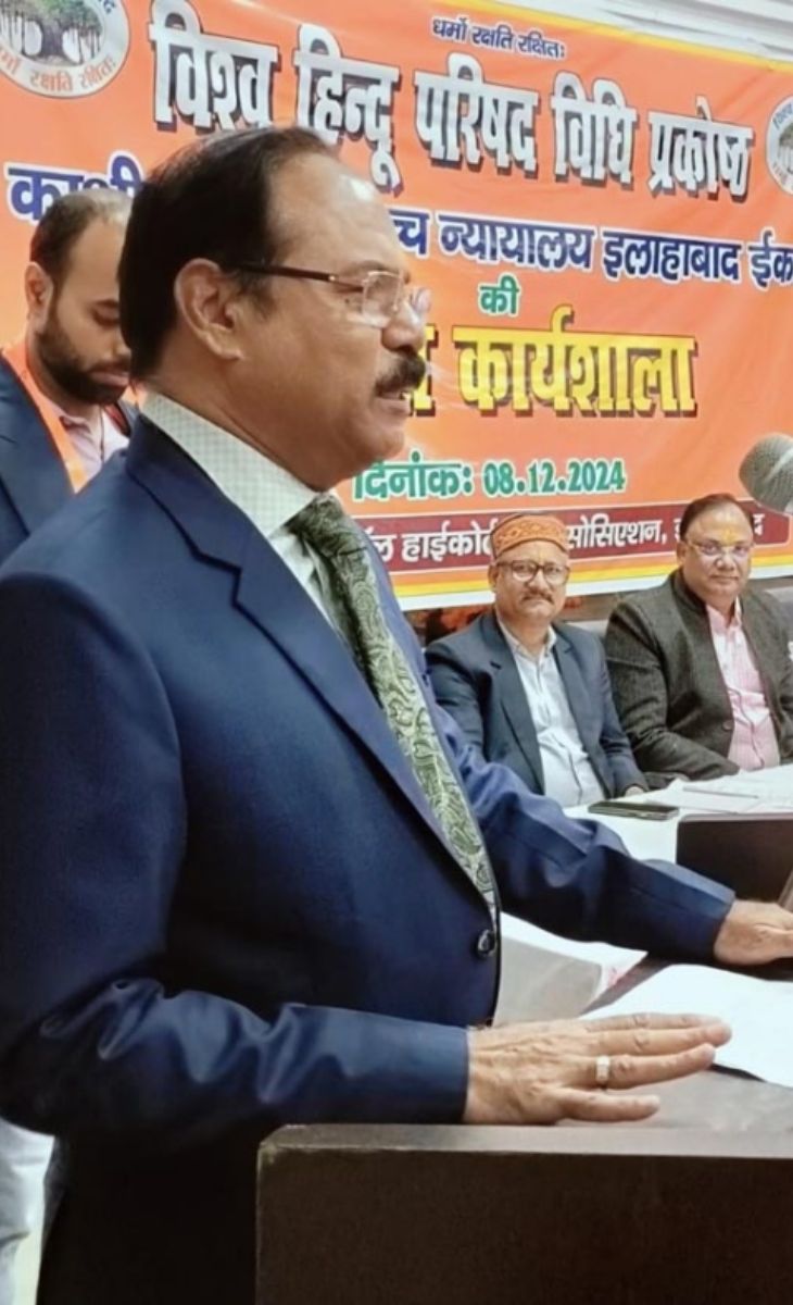 तस्वीर रविवार को प्रयागराज में हुए कार्यक्रम की है। 26 मार्च 2021 को जस्टिस शेखर यादव ने स्थायी न्यायाधीश के रूप में शपथ ली थी।