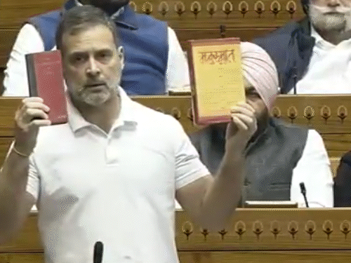 राहुल गांधी ने संसद में संविधान और मनु स्मृति की कॉपी लहराई।