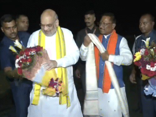केंद्रीय गृहमंत्री अमित शाह छत्तीसगढ़ दौरे पर हैं। मुख्यमंत्री साय ने उनका स्वागत किया।