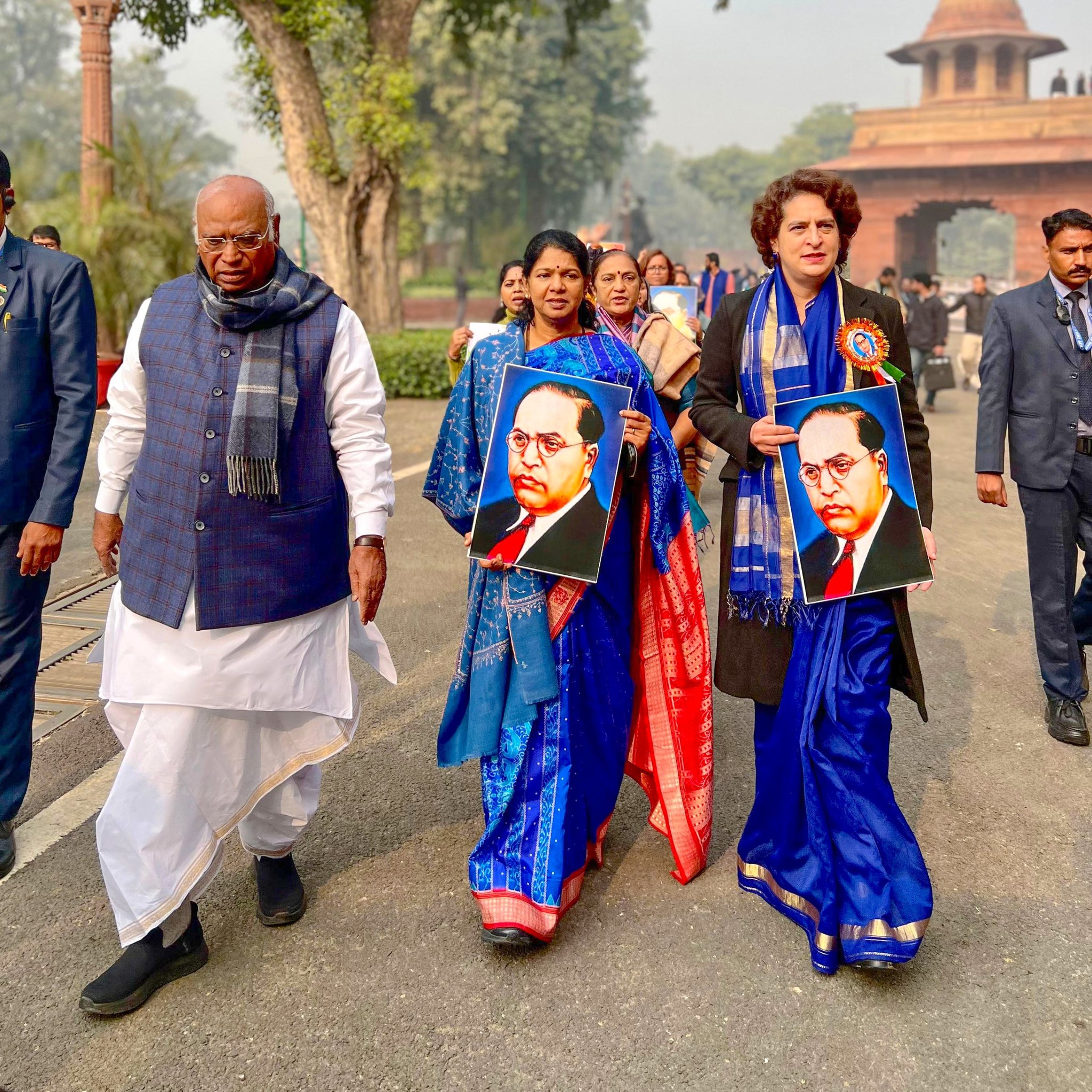 प्रियंका गांधी के साथ कई कांग्रेस की महिला सांसद नीली साड़ी पहनकर संसद पहुंची।