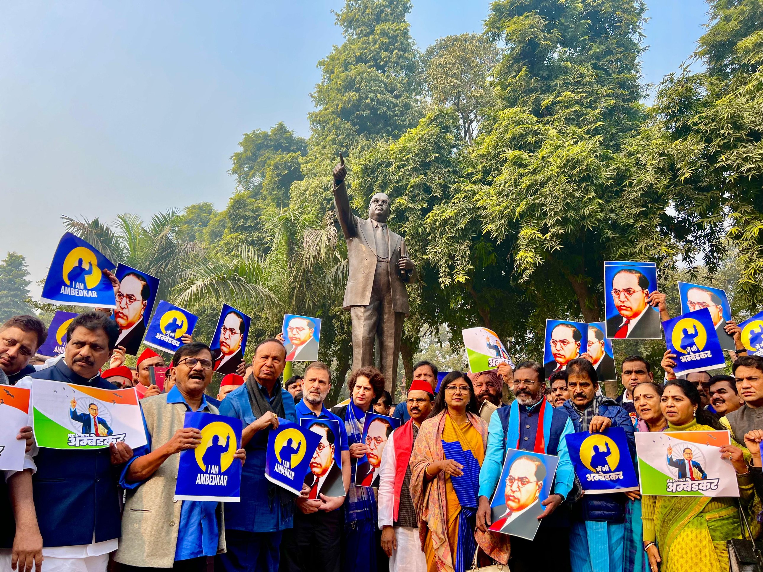 प्रदर्शन में कांग्रेस के अलावा कई विपक्षी दल भी शामिल हुए।