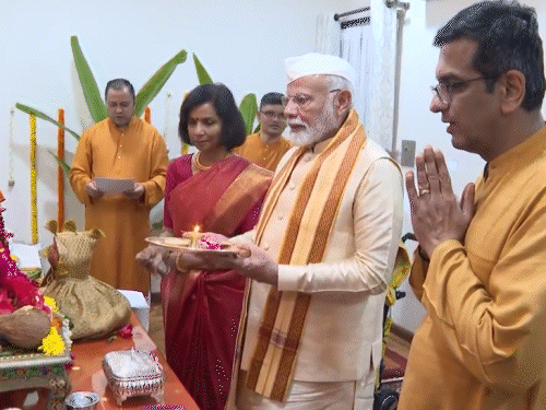 मोदी ने CJI और उनके परिवार के साथ भगवान गणेश की आरती की।