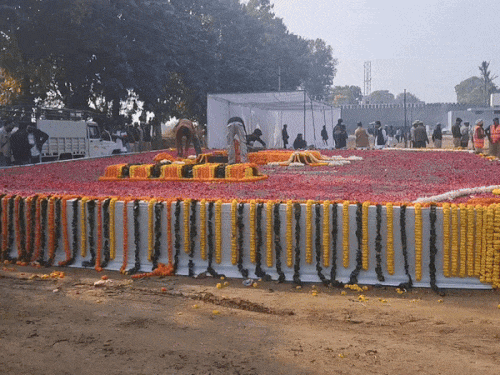 ओपी चौटाला की समाधि स्थल को 3 तरह के फूलों से सजाया गया था।