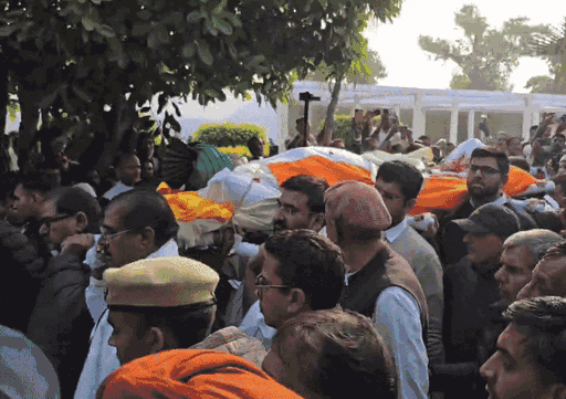ओपी चौटाला की पार्थिव देह को अंतिम संस्कार के लिए ले जाते पूर्व सीएम के बेटे-पोते और दूसरे परिजन।