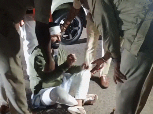 सीटी रवि के सिर पर चोट लगी थी, शुक्रवार सुबह 3 बजे पुलिस उन्हें थाने लाने लगी तो वे सड़क पर बैठ गए।