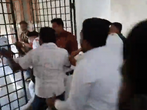 कांग्रेस विधायक लक्ष्मी हेब्बालकर की शिकायत के बाद उनके समर्थक जबरन विधानसभा में दाखिल हुए, जिन्हें रोकने के लिए पुलिस बल तैनात किया गया।