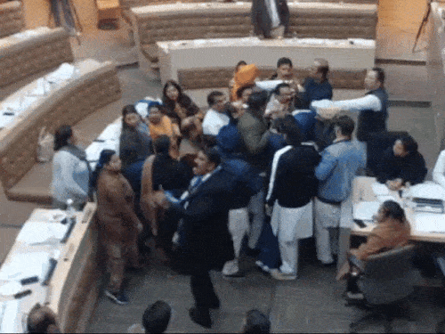 वोट चोर कहने से अनिल मसीह(गले में मफलर) इतने नाराज हुए कि एक तरफ पार्षद आपस में उलझते रहे तो दूसरी तरफ वह कांग्रेस के खिलाफ अकेले नारेबाजी करते रहे।