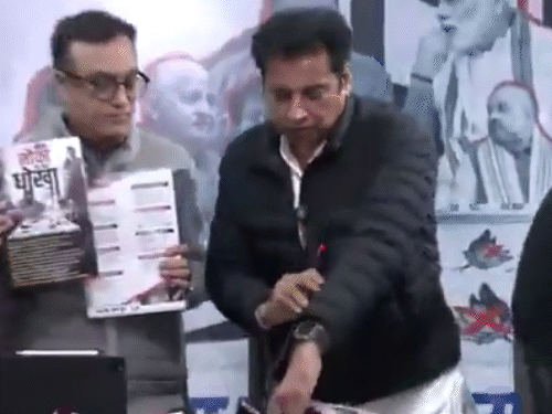 AAP और BJP के खिलाफ 12 पॉइंट का व्हाइट पेपर रिलीज करते अजय माकन समेत दिल्ली कांग्रेस के अन्य नेता।