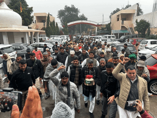 भिवानी और दादरी में ओपी चौटाला की अस्थि कलश यात्रा का स्वागत हुआ। यहां काफी लोग उन्हें श्रद्धांजलि देने पहुंचे।