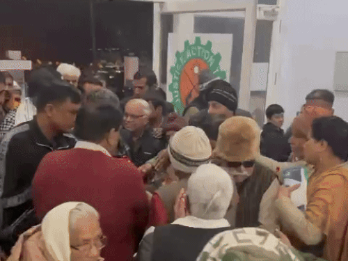 रेवाड़ी में अस्थि कलश पहुंचने पर लोगों ने चौटाला को श्रद्धांजलि दी। इसके बाद यात्रा ने गुरुग्राम में पड़ाव डाला।
