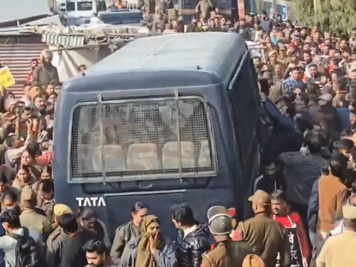 25 दिसंबर को जम्मू-कश्मीर पुलिस ने प्रदर्शनकारियों को गिरफ्तार किया था। प्रदर्शनकारियों ने लाठचार्ज के भी आरोप लगाए
