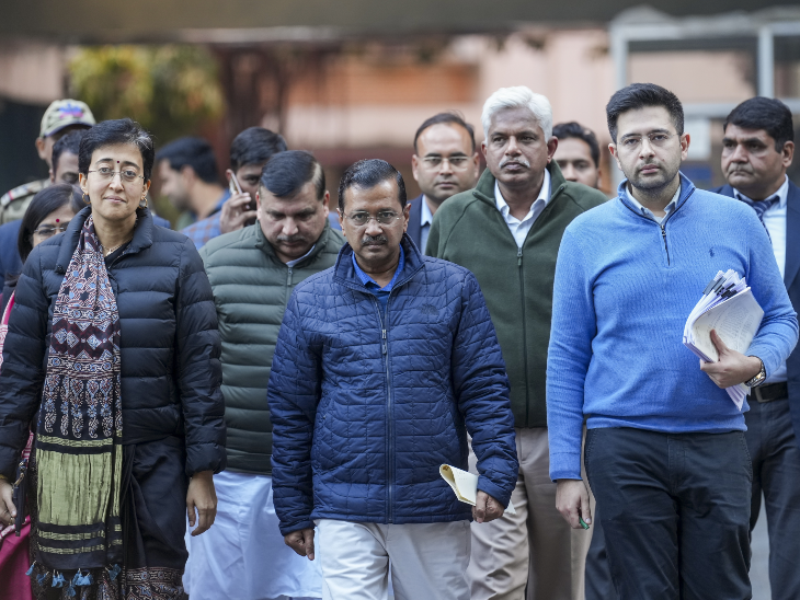 शिकायत दर्ज कराने के बाद चुनाव आयोग के दफ्तर से बाहर आते AAP संयोजक अरविंद केजरीवाल, CM आतिशी, AAP सांसद राघव चड्ढा। - Dainik Bhaskar