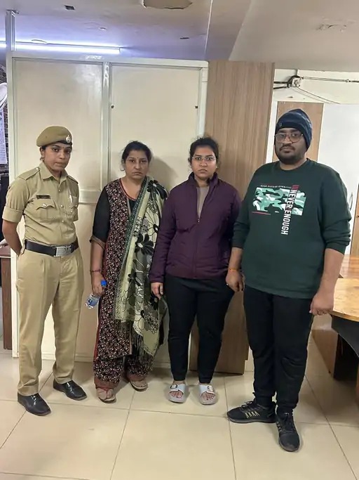 गिरफ्तार निकिता सिंघानिया उसकी मां निशा सिंघानिया और भाई अनुराग सिंघानिया।