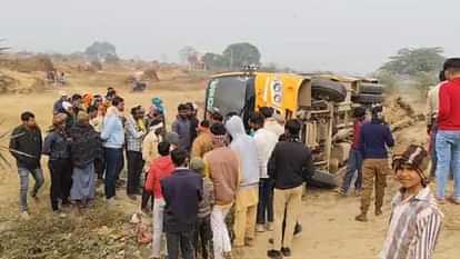 Aligarh Accident News School Bus Overturns in Ditch Several Children Injured in Vijaygarh Accident