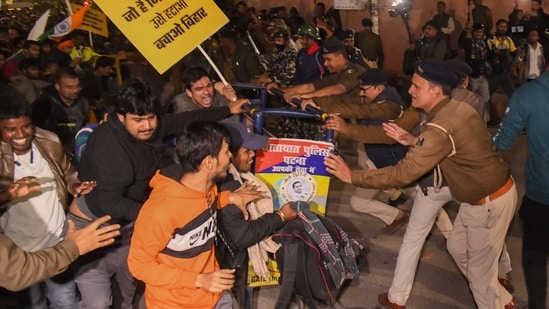 Police personnel try to stop aspirants protesting against the alleged paper leak and irregularities in the BPSC 70th Integrated Combined Competitive Examination (CCE), in Patna, Sunday, Dec. 29, 2024.(PTI) Police personnel try to stop aspirants protesting against the alleged paper leak and irregularities in the BPSC 70th Integrated Combined Competitive Examination (CCE), in Patna, Sunday, Dec. 29, 2024.(PTI)