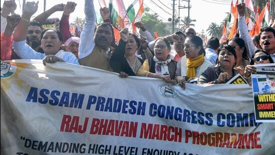 Guwahati, Dec 18 (ANI): Assam Congress supporters hold 'Chalo Raj Bhavan' protest on the Adani issue, in Guwahati on Wednesday. (ANI Photo) (Abdul Sajid)