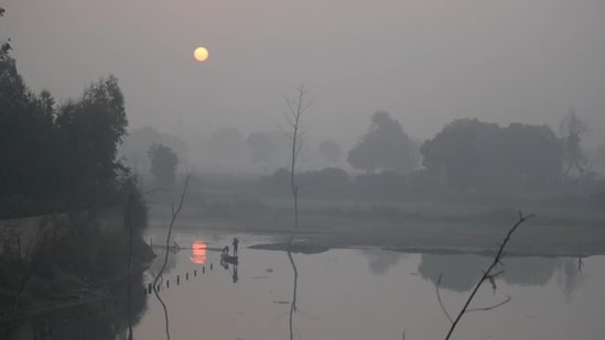 According to CPCB, air quality index between 401 and 450 is considered 'severe'.(Raj K Raj /HT Photo) According to CPCB, air quality index between 401 and 450 is considered 'severe'.(Raj K Raj /HT Photo)