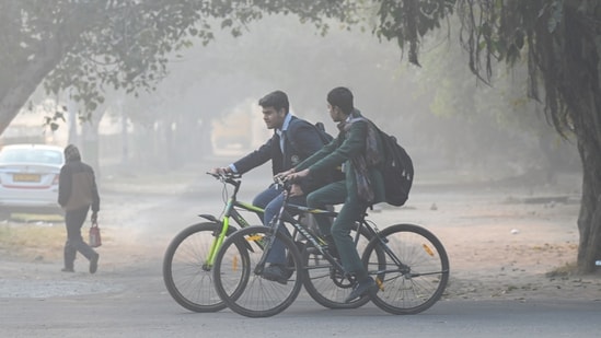 Students on their way to school amid rising air pollution in Noida. (Sunil Ghosh/Hindustan Times) 