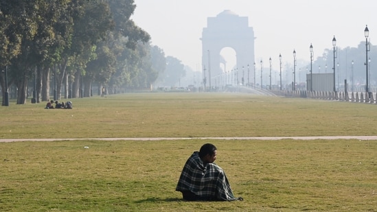 At India Gate in Delhi on Tuesday, morning commuters faced chilly winds blowing from the northwest at 8-10 km/h, contributing to the temperature drop, as per IMD.(Hindustan Times)