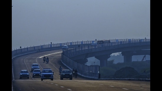 Vehicles move on Dwarka Expressway in New Delhi (HT File Photo/Vipin Kumar)