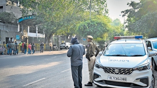 Security personnel outside DPS, RK Puram after the bomb threat on Monday. (Sanchit Khanna/HT photo)(HT_PRINT)