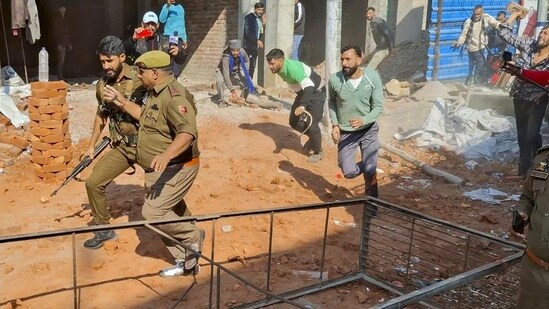 Protesters clashing with police as the stir against the proposed ropeway project at the Vaishno Devi shrine at Katra turned violent. (PTI)(HT_PRINT) Protesters clashing with police as the stir against the proposed ropeway project at the Vaishno Devi shrine at Katra turned violent. (PTI)(HT_PRINT)