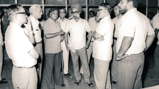 The image captures India’s former PM, Dr Manmohan Singh, with ISRO scientists. (X/@IndiaHistorypic) The image captures India’s former PM, Dr Manmohan Singh, with ISRO scientists. (X/@IndiaHistorypic)