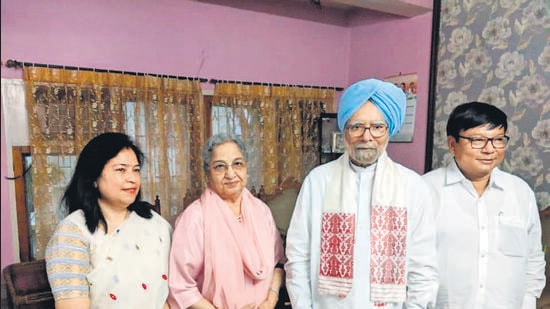 Manmohan Singh and his wife Gursharan Kaur (second from left) along with Assam Congress leader Debabrata Saikia (extreme right) and his wife Bandana Saikia (extreme left) at the former’s rented accommodation in Guwahati. (Special Arrangement)