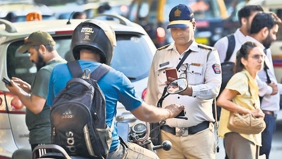 A police officer sustained head injuries after being attacked with a stick by a man obstructing traffic in the Malad area of Mumbai on Tuesday. (Photo by Anshuman Poyrekar/ Hindustan Times) 