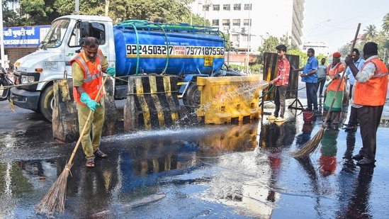 Brihanmumbai Municipal Corporation (BMC) workers clean roads to curb air pollution, at Churchgate in Mumbai (ANI)