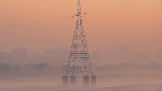 A foggy morning near Kalindi Kunj amid rising air pollution in December 08, 2024. (Photo by Sunil Ghosh / Hindustan Times) A foggy morning near Kalindi Kunj amid rising air pollution in December 08, 2024. (Photo by Sunil Ghosh / Hindustan Times)
