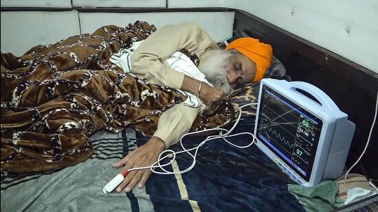 Farmer leader Jagjit Singh Dallewal during his hunger strike at the Khanauri Border in Sangrur district of Punjab. (PTI Photo)