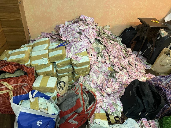अर्पिता के घर से जब्त किए गए 2000 रुपए और 500 के नोटों का अंबार मिला था। इन्हें गिनने के लिए मशीन मंगानी पड़ी थी।