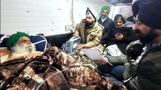 Police officials meet farmer leader Jagjit Singh Dallewal at the Khanauri border near Patiala on Friday. (ANI) Police officials meet farmer leader Jagjit Singh Dallewal at the Khanauri border near Patiala on Friday. (ANI)