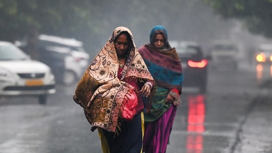 The weather department on Saturday also said that temperatures in Western and Eastern Uttar Pradesh are likely to drop further by December 29.(Sunil Ghosh / Hindustan Times) The weather department on Saturday also said that temperatures in Western and Eastern Uttar Pradesh are likely to drop further by December 29.(Sunil Ghosh / Hindustan Times)