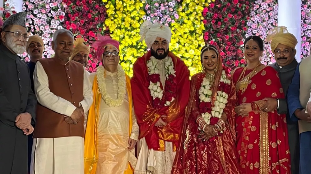 दिवंगत किशोर कुणाल की बेटे सायण कुणाल और अशोक चौधरी की बेटी शांभवी चौधरी की शादी की तस्वीर। शादी में सीएम नीतीश कुमार ने भी शिरकत की थी।