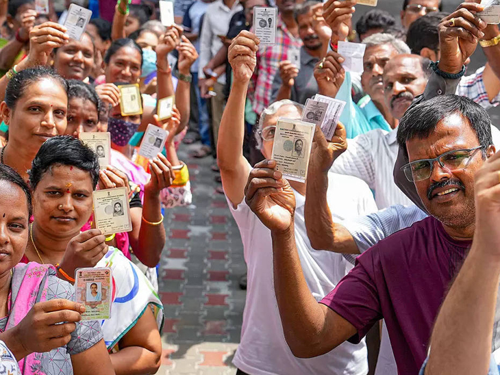 अगर लोकसभा-विधानसभा चुनाव साथ होते हैं तो लोगों को दो अलग-अलग ईवीएम में वोट डालना होगा। (फाइल फोटो) - Dainik Bhaskar
