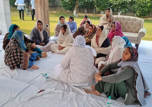 ओपी चौटाला की अंतिम विदाई के मौके साथ बैठीं नैना चौटाला, सुनैना चौटाला, कांता चौटाला और परिवार की दूसरी महिला सदस्य।