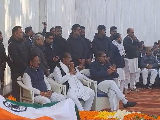 ओपी चौटाला के अंतिम दर्शन के मौके साथ बैठे (दाएं से) अभय चौटाला, अजय चौटाला और रणजीत चौटाला।