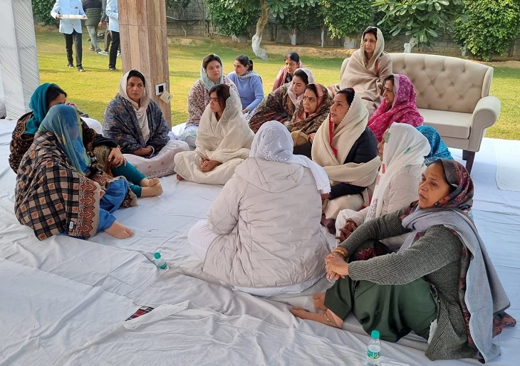 ओपी चौटाला की अंतिम विदाई के मौके साथ बैठीं नैना चौटाला, सुनैना चौटाला, कांता चौटाला और परिवार की दूसरी महिला सदस्य।